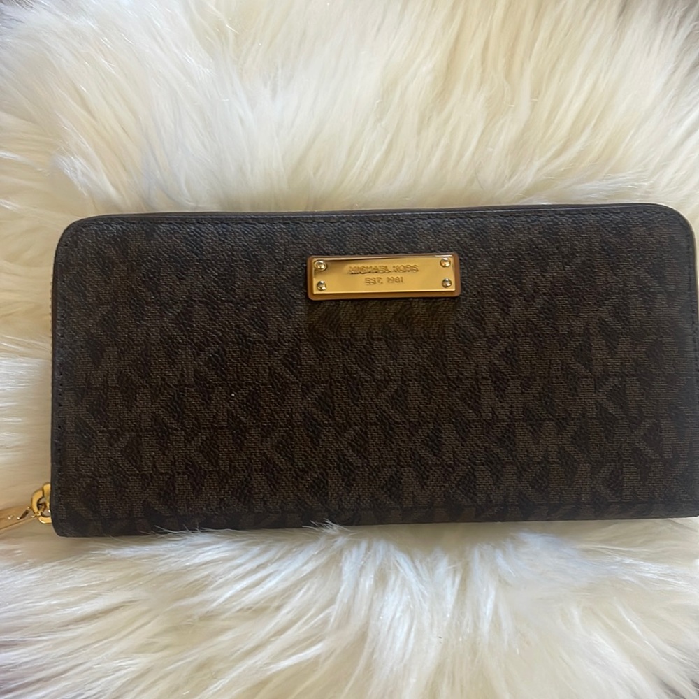 Authentic Michael Kors womens brown wallet only new with gold details on zipper!
